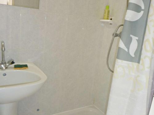 マルセイヤンにあるAppartement Marseillan-Plage, 2 pièces, 4 personnes - FR-1-387-45の白いバスルーム(シャワー、シンク付)
