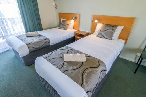 a hotel room with two beds and a window at Halfway Motel in Eden