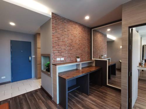 an office with a brick wall and a blue door at Premiercondo Chonburi พรีเมียร์คอนโด ชลบุรี in Ban Nong Chaeng