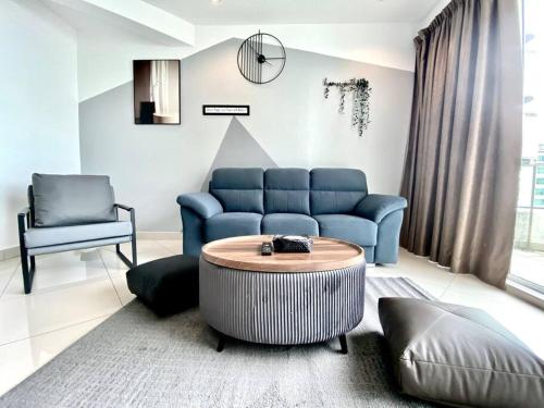 Een zitgedeelte bij Mansion One Suites - Seaview Luxury 2 Bedroom Suites