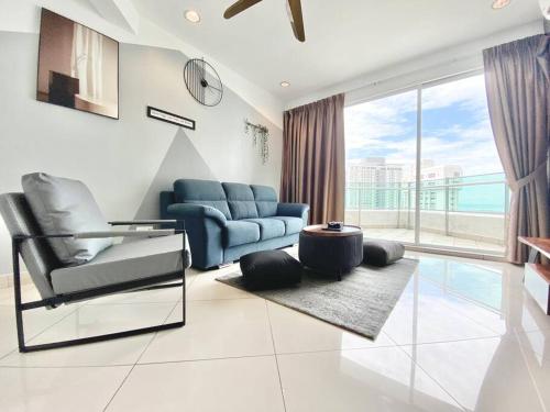 Een zitgedeelte bij Mansion One Suites - Seaview Luxury 2 Bedroom Suites