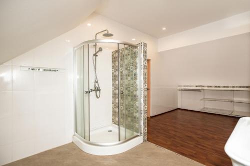 bagno con doccia in camera di Beautiful 5BR Villa Felicity, Pool & Garden, near Naiharn a Rawai Beach