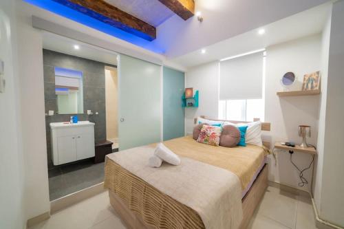 JBO- Joette's Bliss Oasis في فاليتا: غرفة نوم بسرير كبير في غرفة