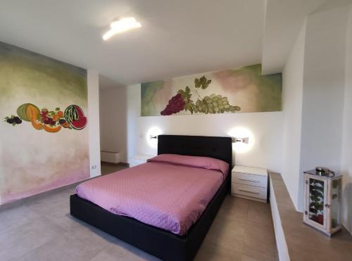 1 dormitorio con 1 cama extragrande en Agriturismo Ariston ONC 1484 en Sabaudia