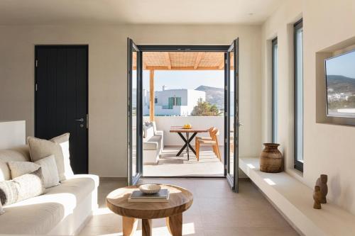een woonkamer met een witte bank en een tafel bij Phos Milos in Pollonia
