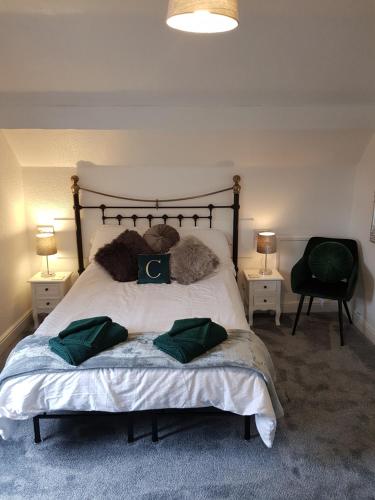 um quarto com uma cama grande e 2 mesas de cabeceira em The Cedars Hotel em Lincolnshire