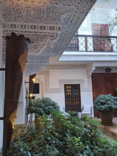 eine verzierte Decke in einem Gebäude mit Pflanzen in der Unterkunft Riad Les Nuits de Marrakech in Marrakesch