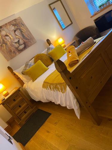 - une chambre avec un grand lit et des oreillers jaunes dans l'établissement The terrace, à York