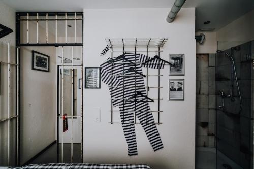 eine Zeichnung eines Mannes an einer Wand in einem Raum in der Unterkunft Road Stop Wuppertal in Wuppertal