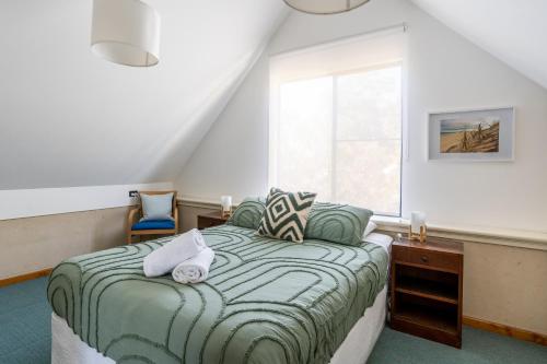 Un pat sau paturi într-o cameră la Blue Dune Loft