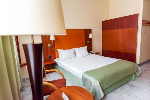 Ένα ή περισσότερα κρεβάτια σε δωμάτιο στο Mercure Opole