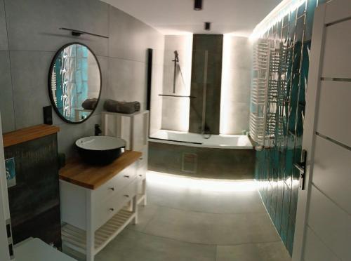 グウホワジにあるTortuga Apartments IIのバスルーム(洗面台、鏡付)