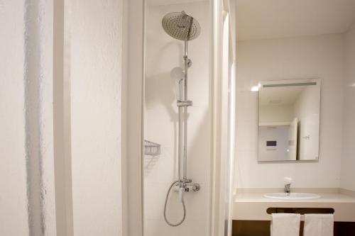 y baño con ducha y lavamanos. en Loft Matilde by Grupo Matilde en Las Palmas de Gran Canaria