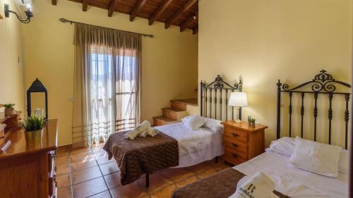 Casa Rural Doña Ana Almogía by Ruralidays tesisinde bir odada yatak veya yataklar