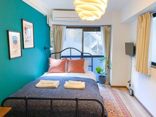 Un pat sau paturi într-o cameră la Al Di La 四谷