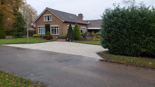 a driveway in front of a house at Vakantiehuis Oostendorp in Meddoo
