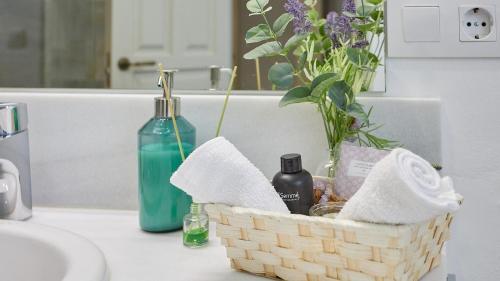 un cesto su un bancone del bagno con lavandino di Casa Rural Viña Romanito Jerez de la Frontera by Ruralidays a Jerez de la Frontera