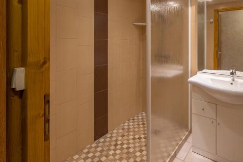 une salle de bain avec douche et lavabo dans l'établissement La Rose des Vents N 3, à Châtel