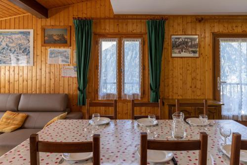 une salle à manger avec une table et des chaises dans l'établissement La Rose des Vents N 3, à Châtel