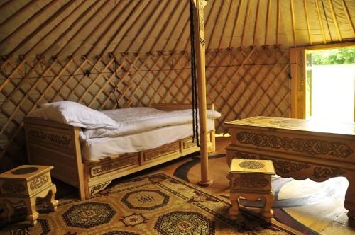 Postel nebo postele na pokoji v ubytování Yourte Roulotte et Gite de la Laïta