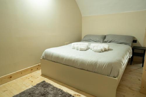 ナポリにあるLa maison de Marieのベッドルーム1室(枕2つ付)
