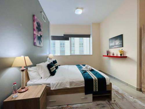 A bed or beds in a room at SKY NEST HOLIDAY HOMES 1 bedroom Apartment dubai marina 2903