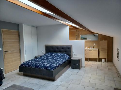 1 dormitorio con 1 cama en una habitación en La Grange 3 étoiles - Maison d'hôte à 10 min des plages, en Thairé
