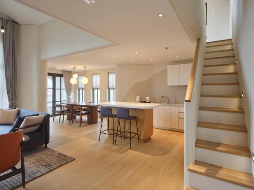 濟州的住宿－Hundert Hills，房屋内的厨房和用餐室,设有楼梯