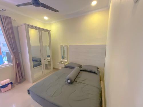 a bedroom with a bed and a large window at Villa London Puncak in Sampal 2