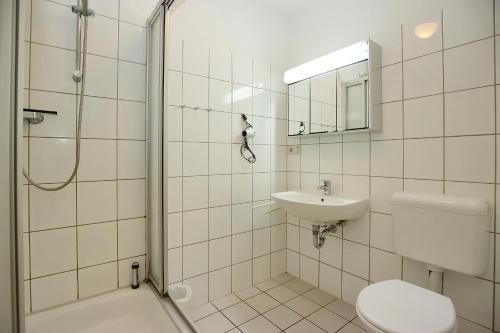 e bagno con servizi igienici, lavandino e doccia. di Sünnslag Wohnung 026EG a Boltenhagen