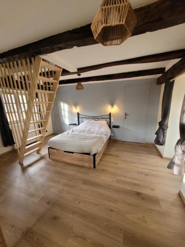 um quarto com uma cama e uma escada de madeira em Maisonette em Muret-le-Château