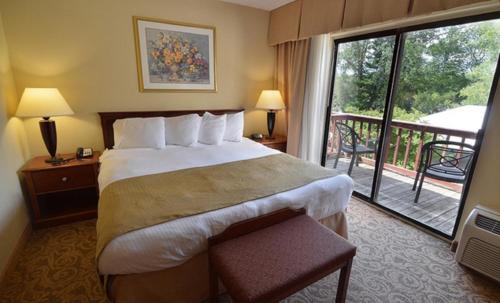 En eller flere senge i et værelse på Sturbridge Host Hotel And Conference Center