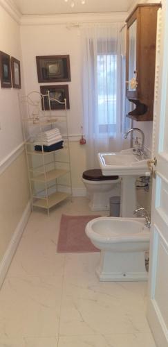 Łazienka z białą toaletą i umywalką w obiekcie CASABELLA w mieście Senise