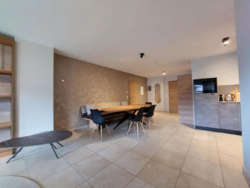 a kitchen and dining room with a table and chairs at Auhof Wirtshaus & Suiten in Kaprun