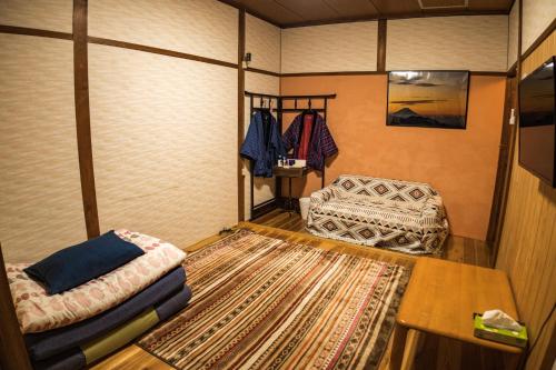 富士宮的住宿－常盤賓館，一间配有沙发、桌子和地毯的客房