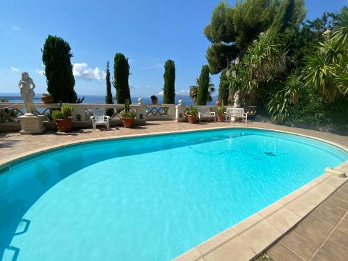 une grande piscine bleue dans un complexe dans l'établissement Somptuous exotic villa in Cannes, à Cannes