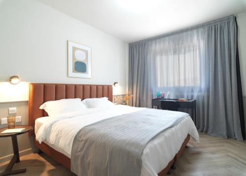 Postel nebo postele na pokoji v ubytování LIV The City Suites ADULTS ONLY