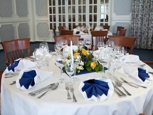 Un restaurante o sitio para comer en Sachsenwald Hotel Reinbek