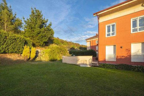 Κήπος έξω από το Villa Josechu , en Candás