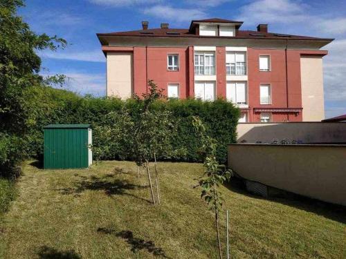 Κήπος έξω από το Villa Josechu , en Candás