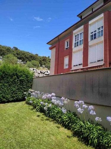 Κήπος έξω από το Villa Josechu , en Candás