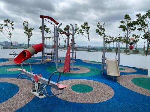 un parque infantil en la azotea de un edificio en Damen Suite Sunway Subang by DW en Subang Jaya