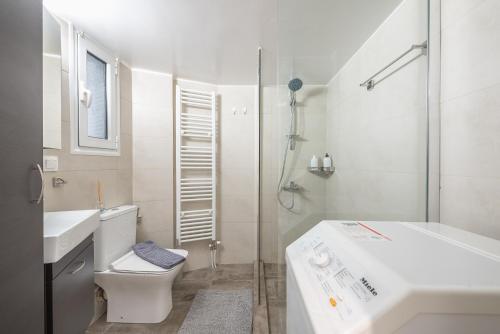 Stylish 2BDR Apt by the Acropolis