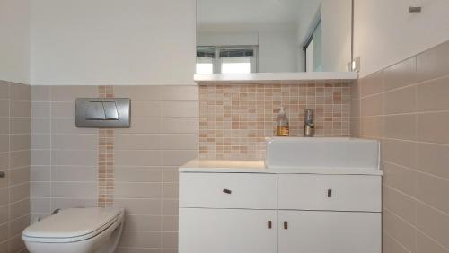 コナクリにあるSunset Beach Vip 1 Residencesの白いバスルーム(トイレ、シンク付)