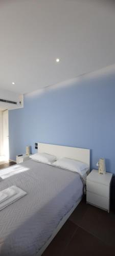 1 dormitorio con 1 cama grande con luz azul en B&B Locanda Mediterranea, en Nápoles