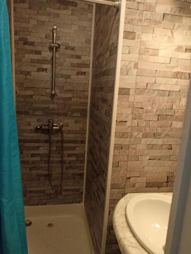 une salle de bain avec douche et lavabo dans l'établissement la ferme des pres, à Neuilly-en-Sancerre