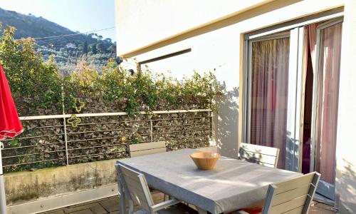 d'une table et de chaises sur un balcon avec vue. dans l'établissement Appartamento Fiordaliso Residenza Prealba, à Levanto