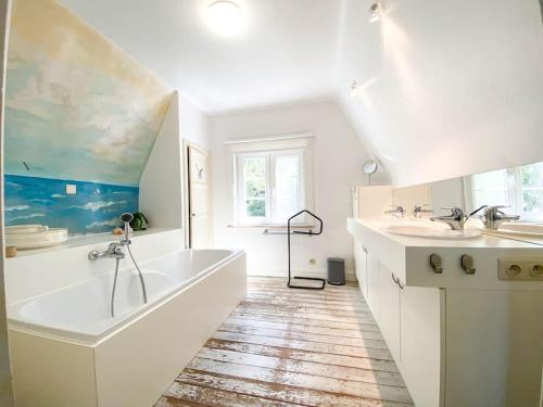 baño blanco con 2 lavabos y bañera grande en Villa La Pastourelle - Cozy vacation house en Koksijde