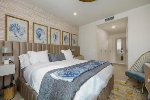 sypialnia z dużym łóżkiem z niebiesko-białymi poduszkami w obiekcie Unbelievable 3 bed Apt in ONE RESIDENCES RDR263 w mieście La Cala de Mijas