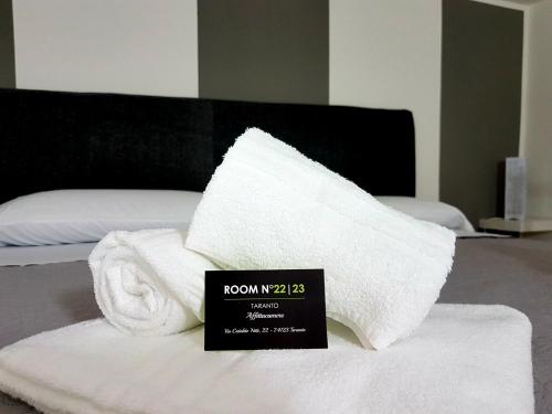 einen Stapel Handtücher auf dem Bett in der Unterkunft room n.23 in Taranto
